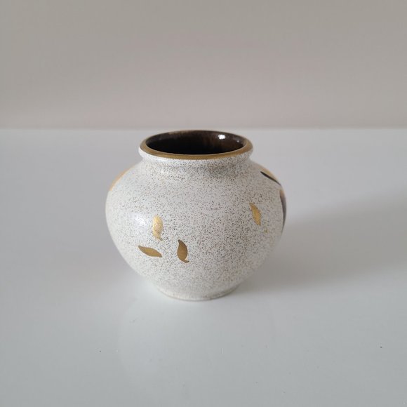 Little ceramic round hand painted vase with leaves design. - Picture 3 of 7